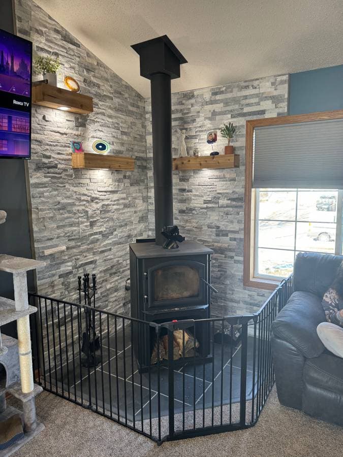 picture of a wall backsplash full of thin and thick varying shade of gray stonework 